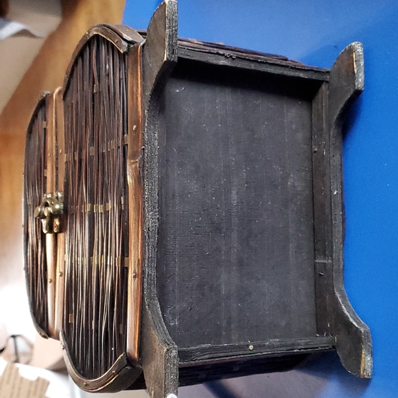 Wooden Oriental chest - Picture 14 of 14